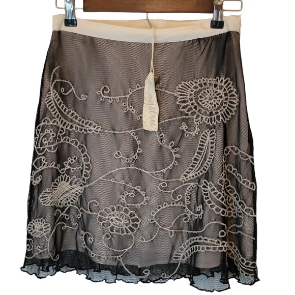 Mystree Lace Black & Cream Mini Skirt Size Small - Picture 2 of 6
